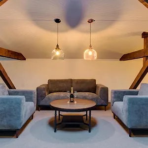 Upstairs Boutique 4* בוקרשט